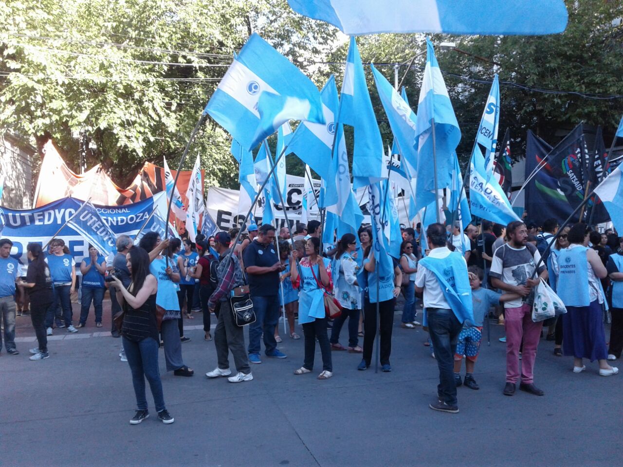 En este momento estás viendo LA LUCHA EN LA CALLE CONTINÚA